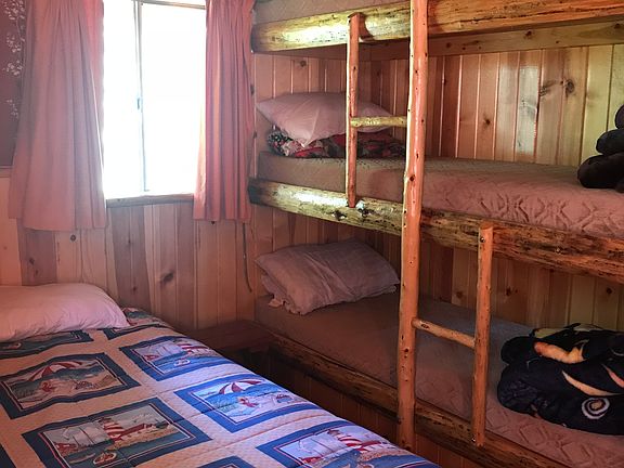 Bedroom 2-built in bunk beds