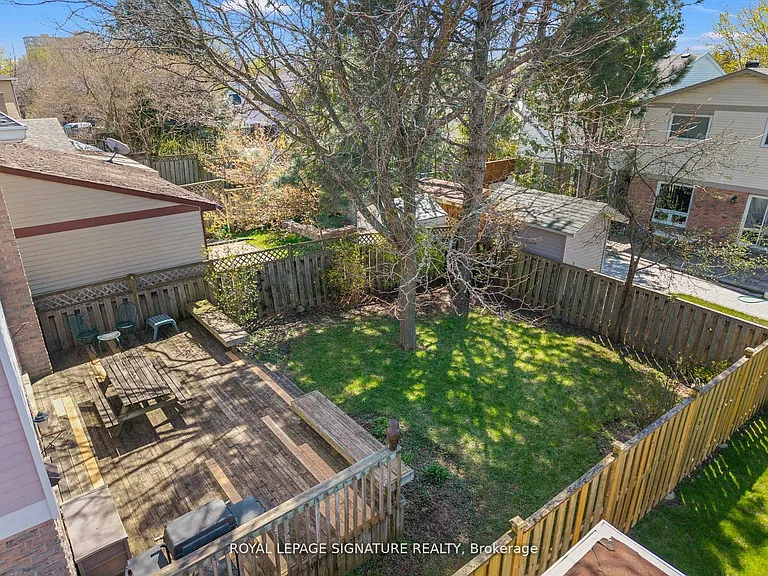 22 Madsen Cres — Photo 44
