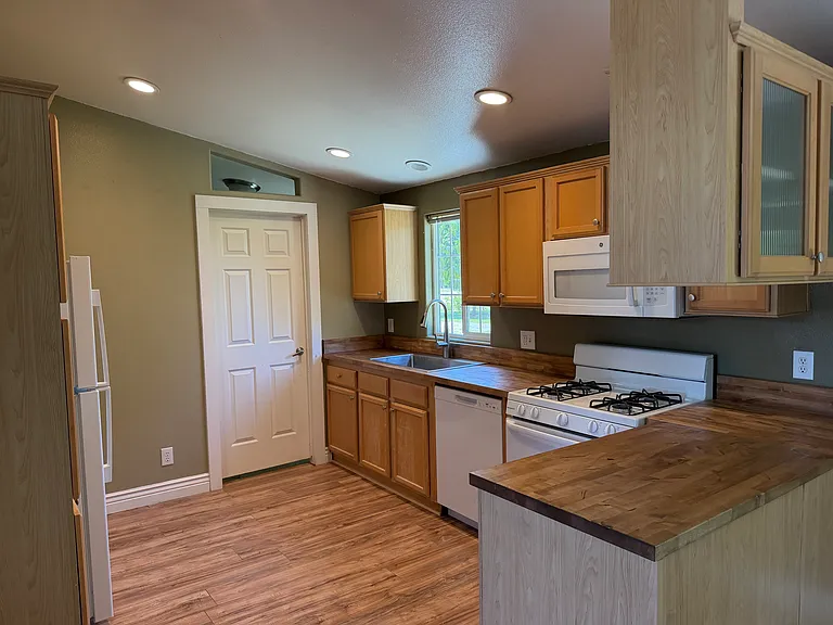 23409 Hamilton Ave — Photo 14