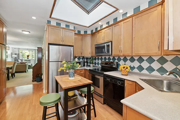 Sold by Remax Edge | media 9