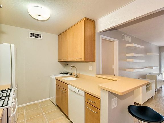 3rd image of 3828 N 32nd St Unit 212