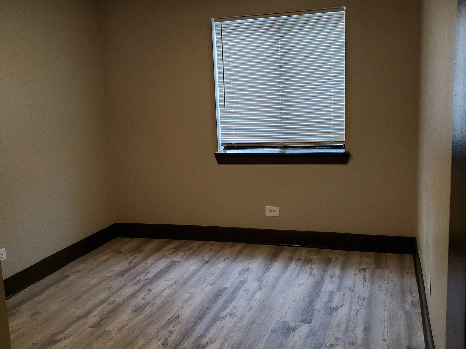 Multi-unit bldg, heat and appliances incl. — Photo 2