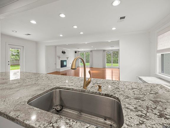 4th image of 3055 Torrance Dr