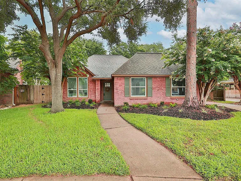 16011 Country Bend Rd — Photo 1