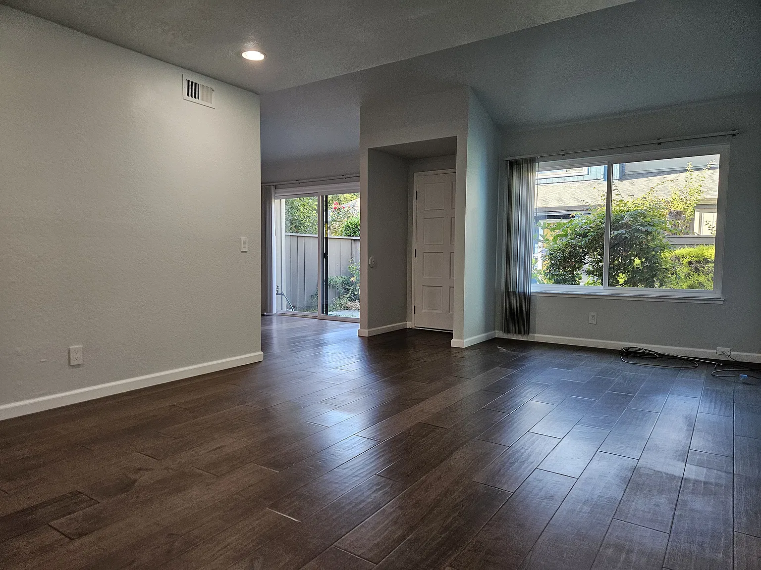 3 bed, 2.5 bath, 1487 sqft, $6,100 — Photo 3