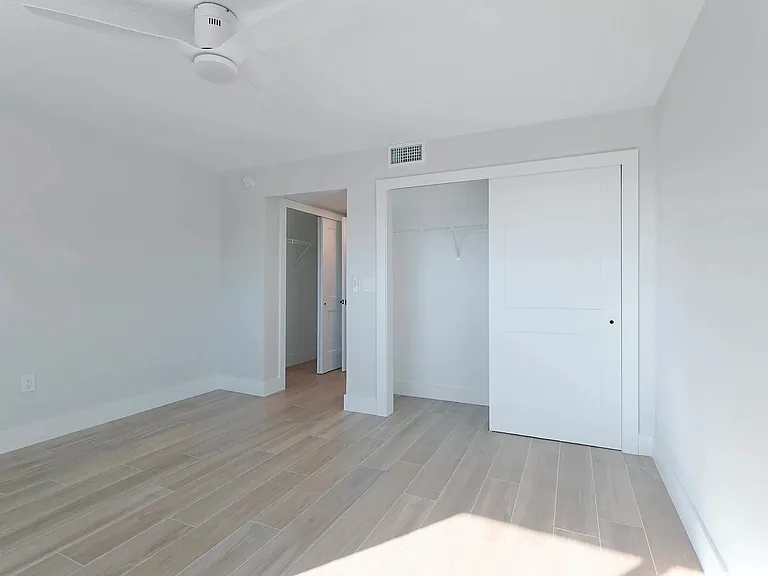 The Wave Beachfront Apartments — Photo 34