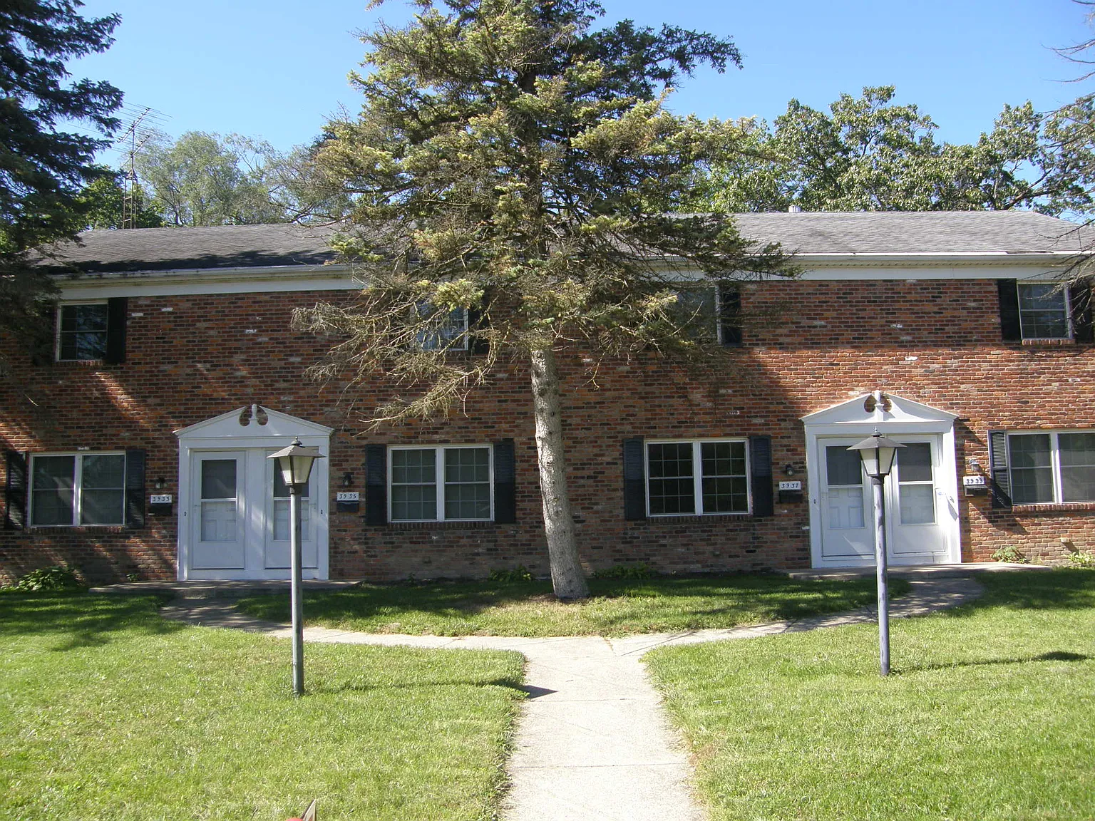 2 bed, 1.5 bath, 1100 sqft, $1,300 — Photo 1