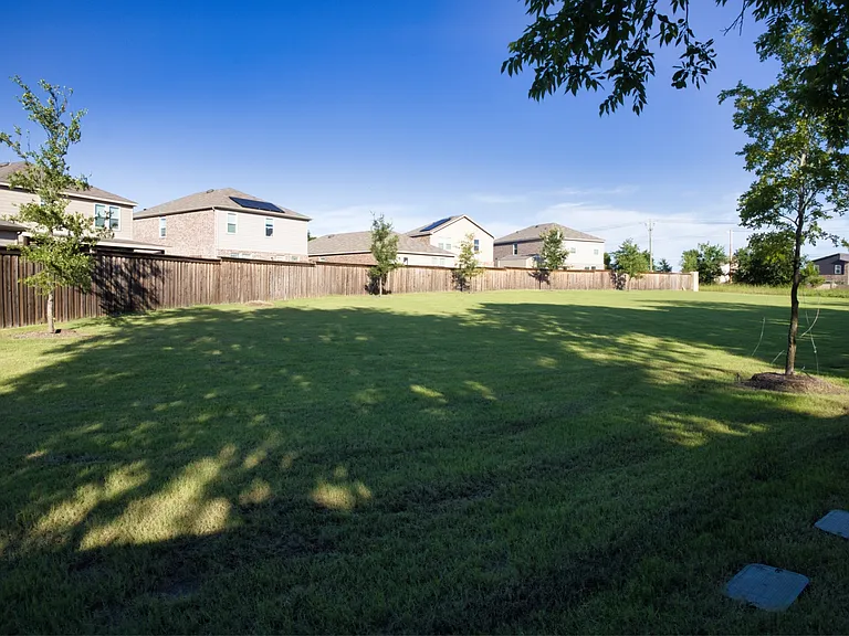 605 Grenada Lake Dr — Photo 46
