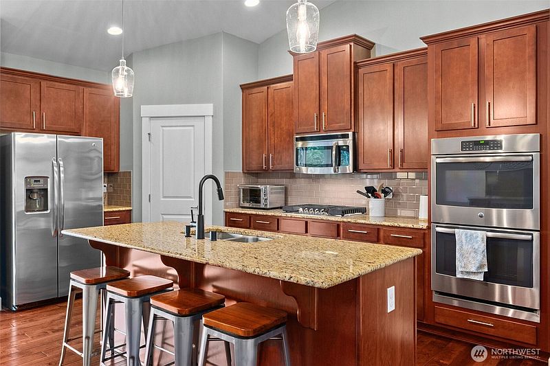 3rd image of 10411 32nd Street E