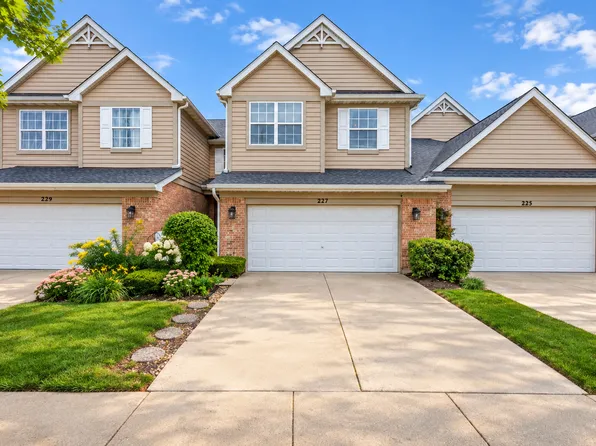 227 Wimbledon Pl, Bloomingdale, IL 60108