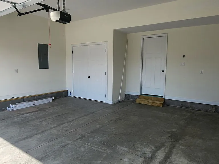 929 Olympic Ct — Photo 33