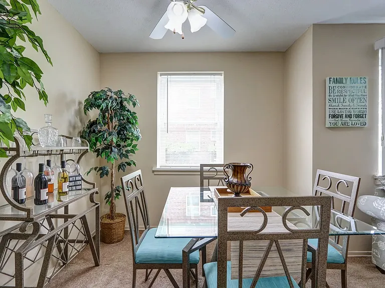Ellacott Parkway Apartments — Photo 18
