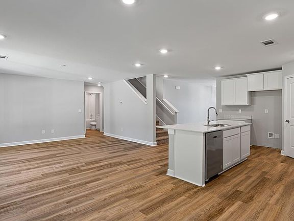 5th image of 531 Golden Oaks Cres