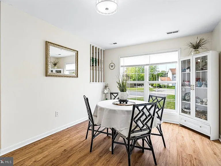 18 Robindale Dr — Photo 8