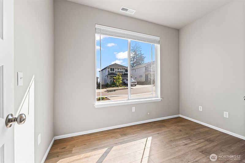 4th image of 957 Timberline Avenue