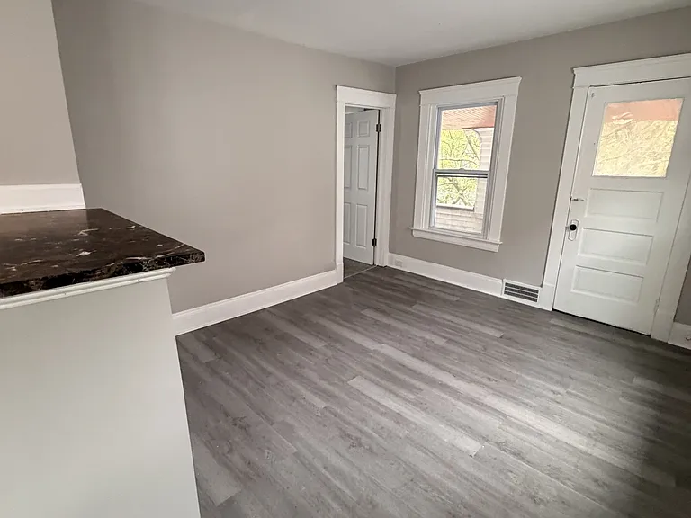 15619 School Ave — Photo 4