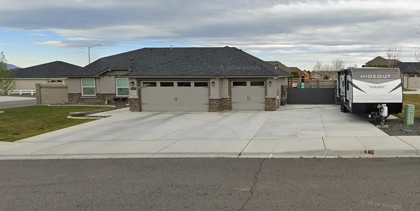 3900 Curtis Dr — Photo 2