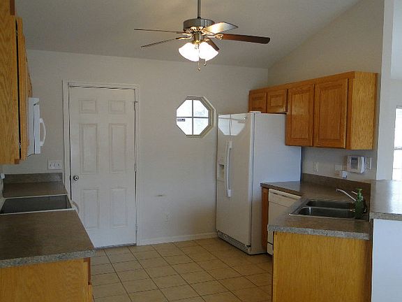 5th image of 621 SW Gerald Conner Dr