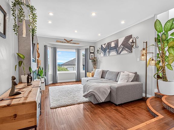 4th image of 1167 Castle Cres