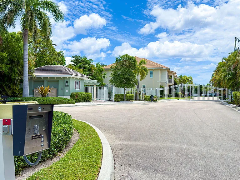 1950 Juno Landing Ln — Photo 2
