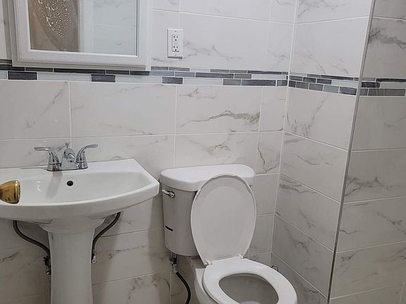 4th image of 1326 Adee Ave #1