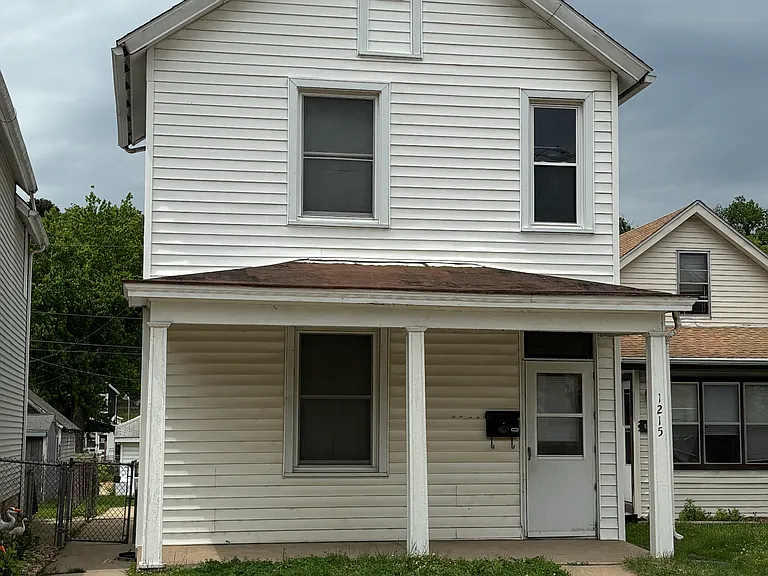 1215 Rhomberg Ave — Photo 1