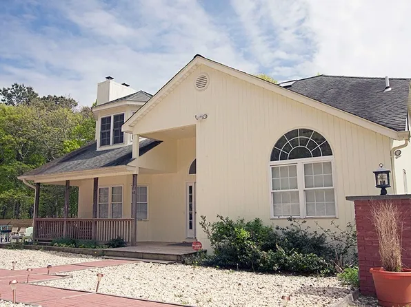 2 King St, Hampton Bays, NY 11946