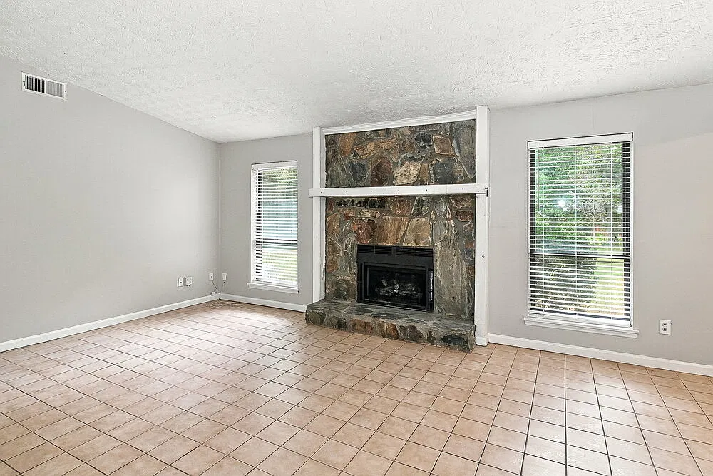 3 bed, 2.0 bath, 1575 sqft, $1,765 — Photo 4