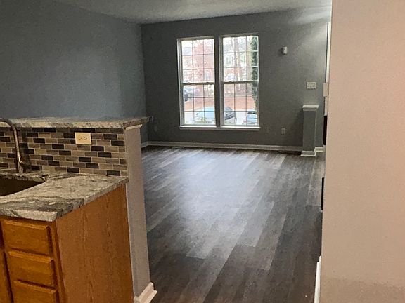5th image of 40 Bridle Path Ct