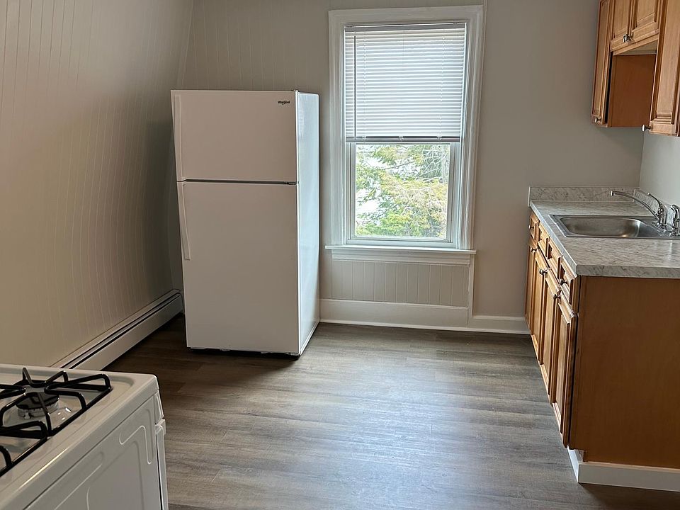 1st image of 156 Woodbine St Floor 3