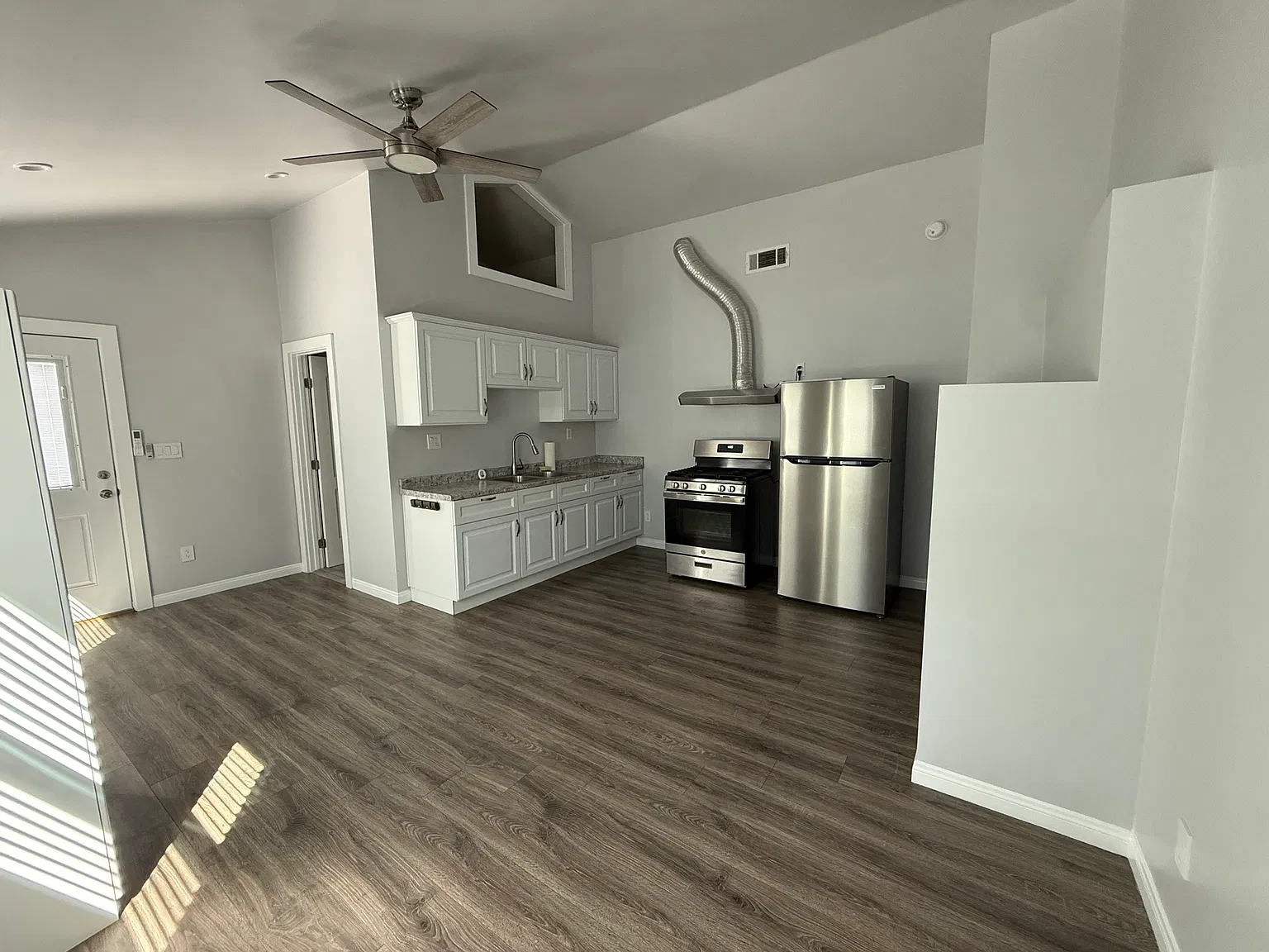 Studio, 450 sqft, $1,600 — Photo 4