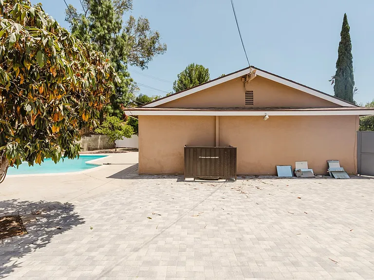 9540 Debra Ave — Photo 45