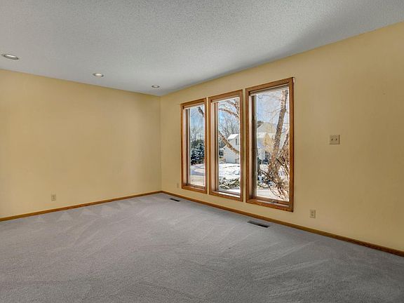 4th image of 825 Amundson Dr
