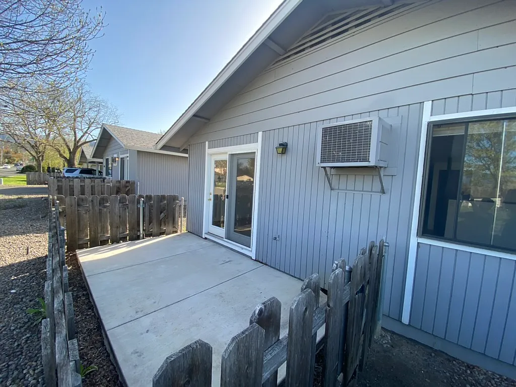 3 bed, 1200 sqft, $1,975 — Photo 3