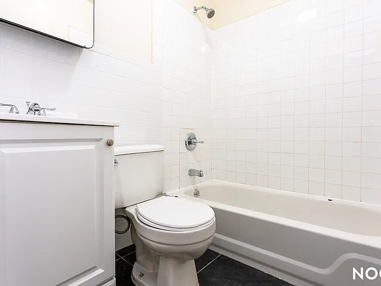 33 Montrose Ave #3T — Photo 16