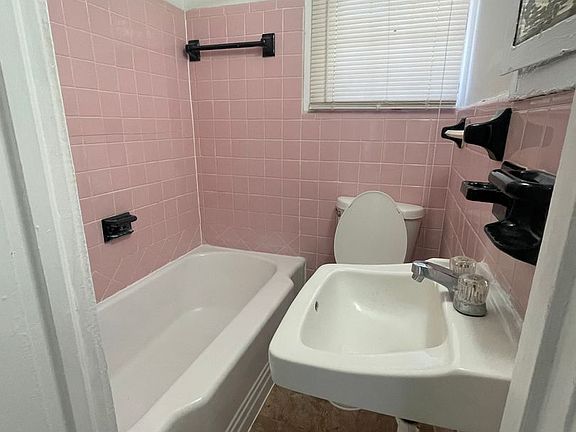 4th image of 2581 Herschel St