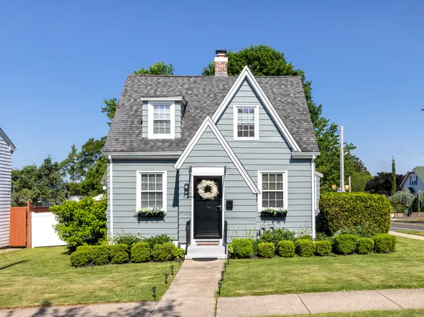 32 Holcomb Street, West Haven, CT 06516