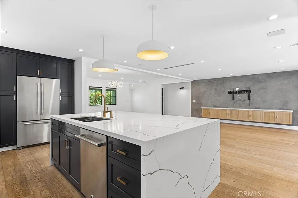 5 bed, 3213 sqft, $14,500 — Photo 3
