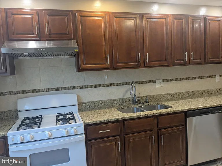963 E Godfrey Ave — Photo 4