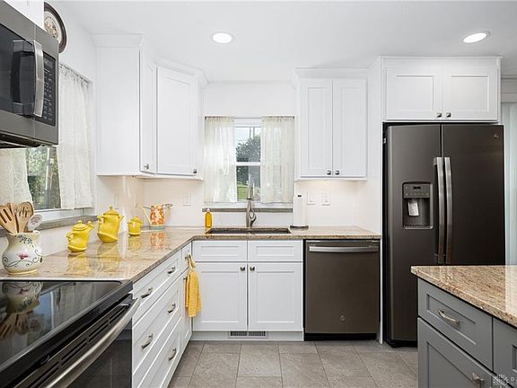 4th image of 445 Early Dr W