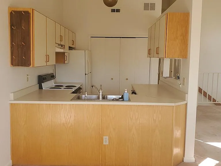 552 Observatory Dr — Photo 4