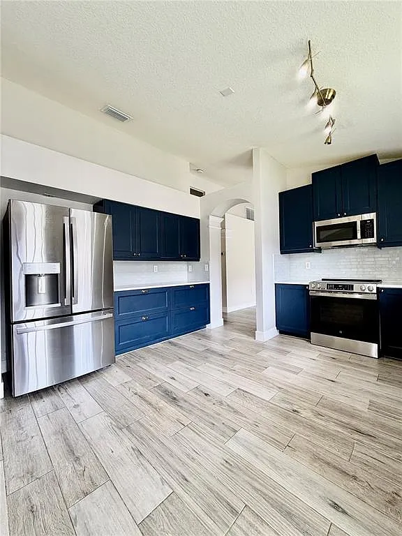 4 bed, 2.0 bath, 1956 sqft, $2,650 — Photo 2