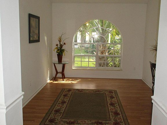 5th image of 306 NE Gladiola Avenue