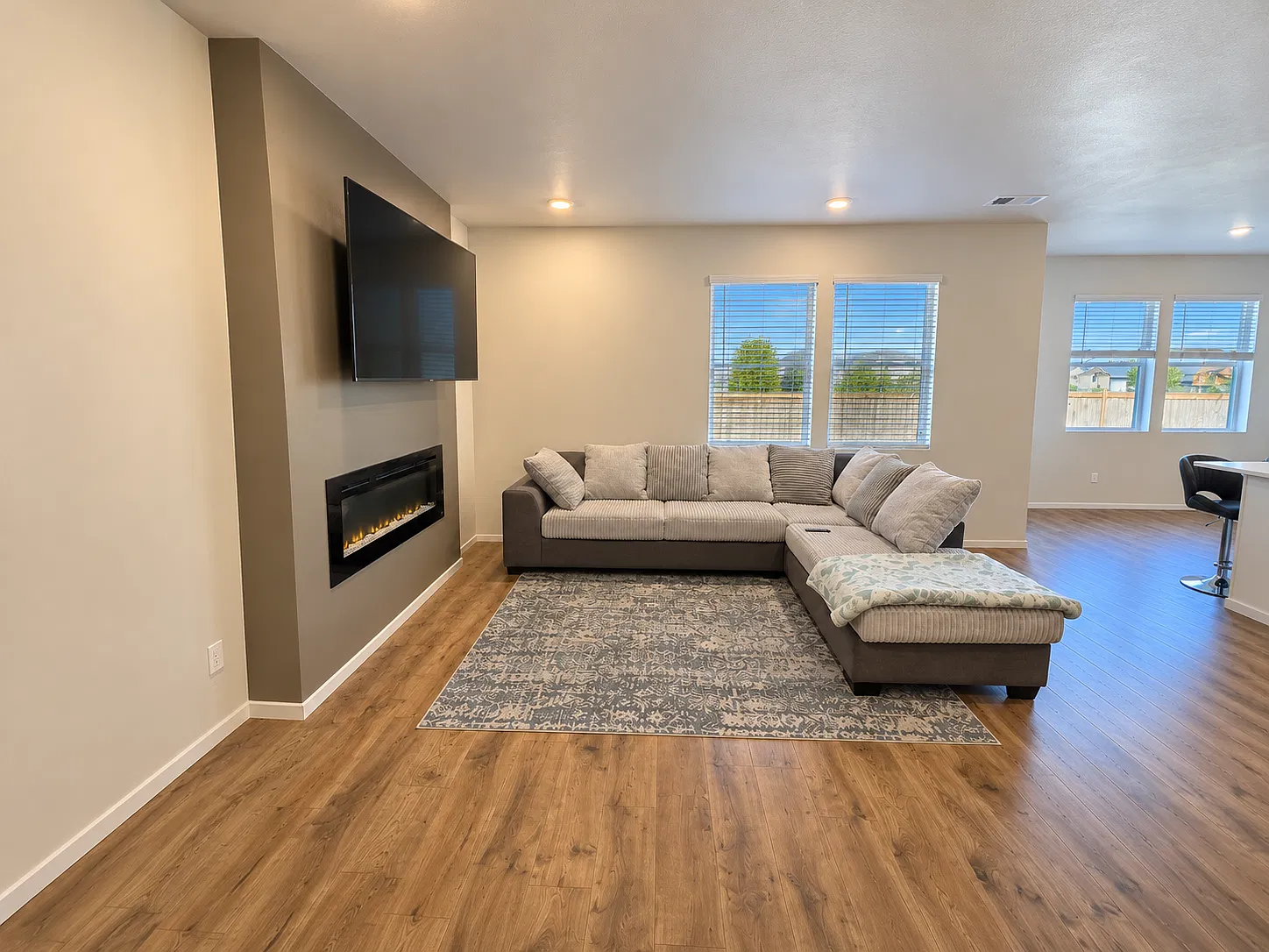 5 bed, 1905 sqft, $3,000 — Photo 2