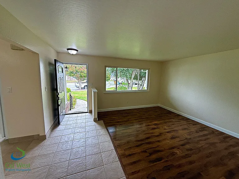 1370 Fernwood Ln — Photo 4