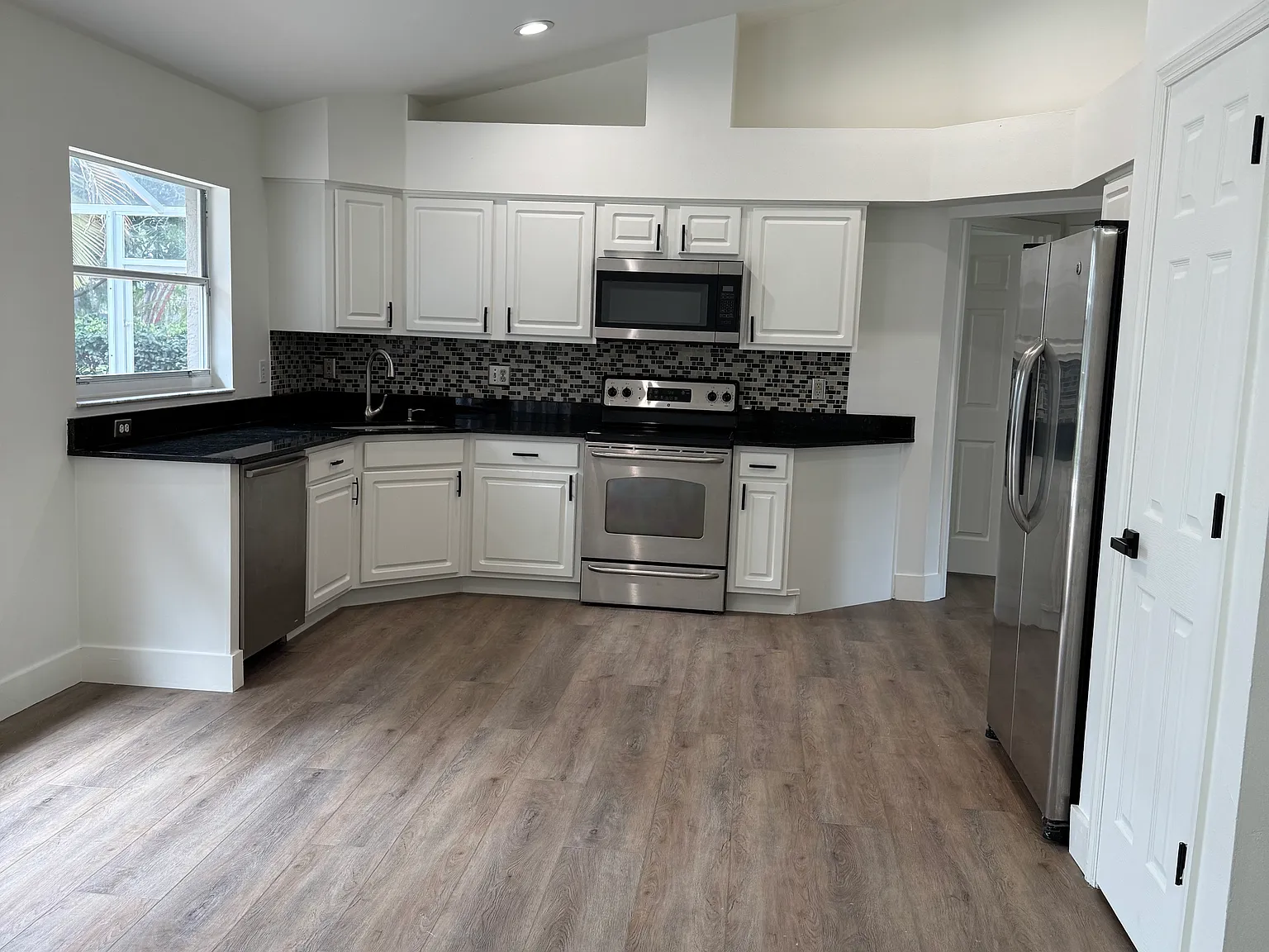 1024 Early Ave — Photo 4