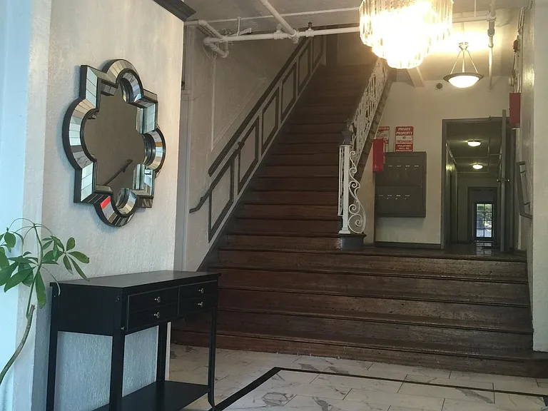 Saint Andrews Manor Apartments — Photo 2