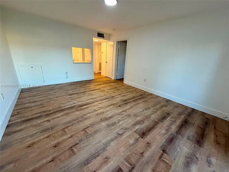 20200 NE 27th Ct #6 — Photo 5