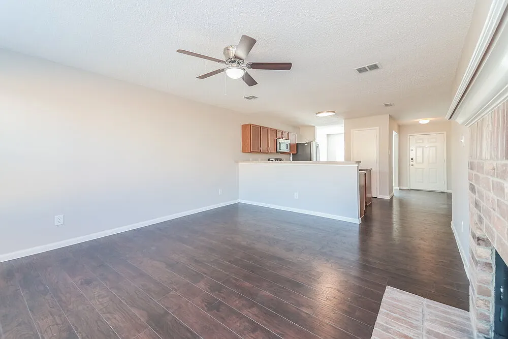 3 bed, 2.0 bath, 1428 sqft, $1,960 — Photo 3