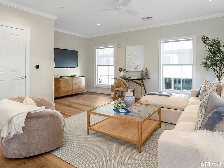 340 Heights Rd #211 — Photo 2
